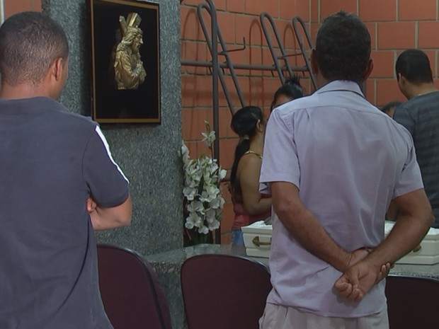 Corpo de bebê de um ano e quatro meses foi velado e enterrado em Rio Preto (Foto: Reprodução/TV TEM) Corpo de bebê de um ano e quatro meses foi velado e enterrado em Rio Preto (Foto: Reprodução/TV TEM)