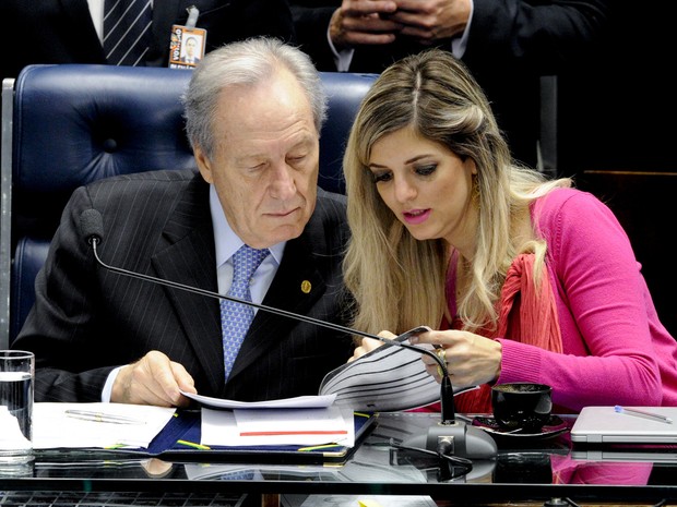 Presidente do STF, Ricardo Lewandowski, e a assessora Fabiane Duarte, durante sessão do impeachment no Senado (Foto: Edilson Rodrigues/Agência Senado)