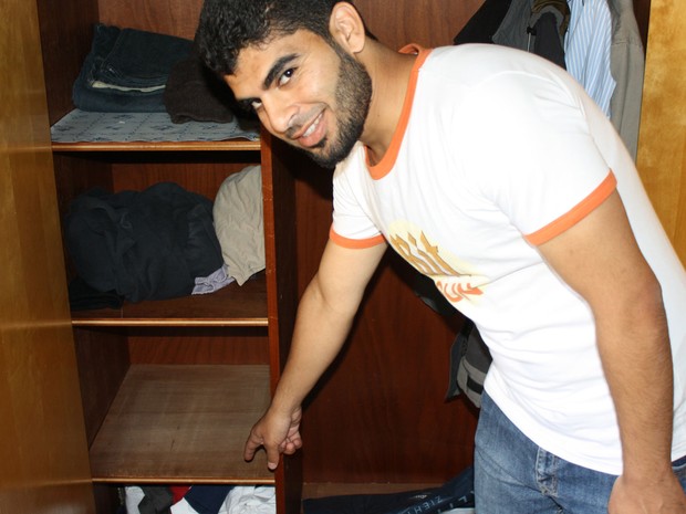 Muhannad M. mostra o local onde estava escondido o dinheiro no armário que ganhou (Foto: Divulgação/MindenPolizei)