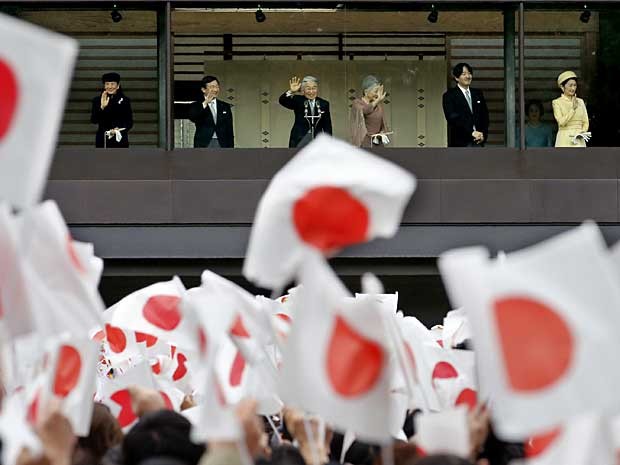 Imperador Akihito acena para a multidão, ao comemorar 79 anos. (Foto: Shizuo Kambayashi / AP Photo)