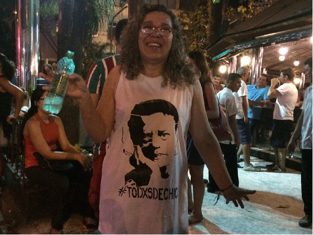 Mulher exibe camiseta com o rosto de Chico Buarque estampado em ato na calçada de bar no Leblon (Foto: Daniel Silveira/G1)