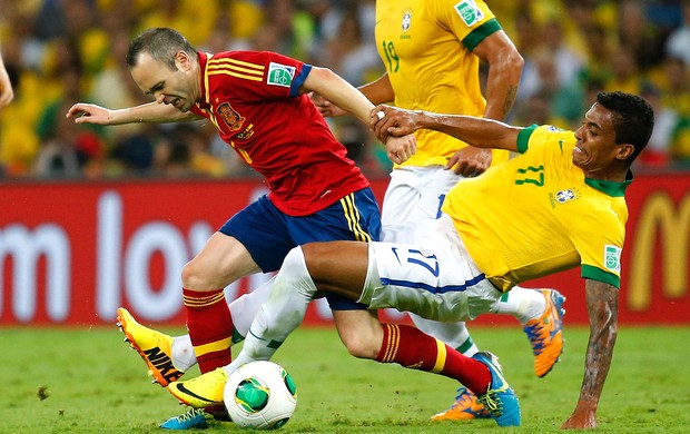 Iniesta e Luiz Gustavo jogo Brasil Espanha final (Foto: Reuters)