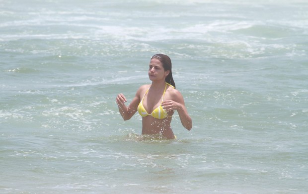 Nivea Stelmann na praia do Pepe na Barra da Tijuca  (Foto: Dilson Silva / Agnews)