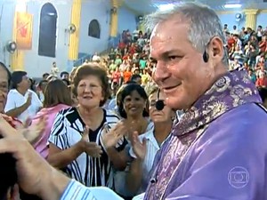 Padre Jocelir trabalha em Rio Claro h 13 anos (Foto: Reproduo/TV Globo)