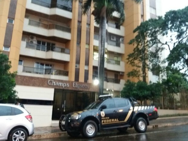 Policiais federais no prédio onde mora o ex-governador de MS (Foto: Gabriela Pavão/ G1 MS)
