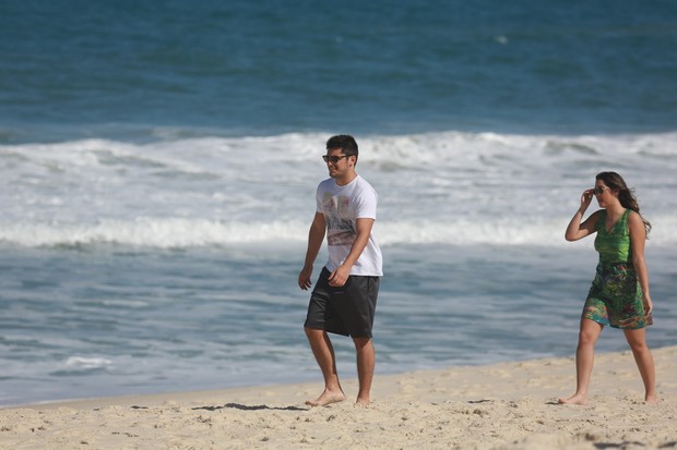 Polliana Aleixo e Bruno Gissoni gravam na praia (Foto: Dilson Silva / Agnews)
