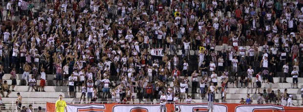 Torcida do Botafogo-SP no estádio Santa Cruz (Foto: Rogério Moroti/Assessoria BFC)