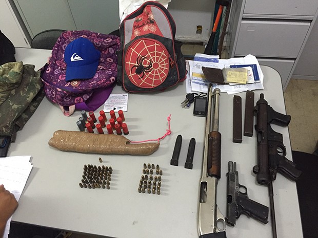 Metralhadora, pistola e bananas de dinamite foram encontradas com os suspeitos (Foto: Divulgação/ Degepol)