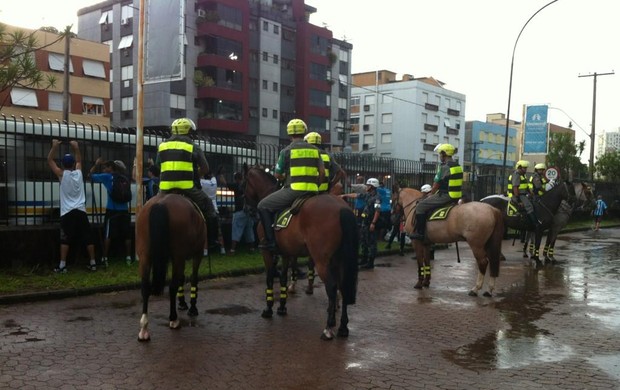 Polícia prende torcedores no pátio do Olímpico (Foto: Divulgação/Brigada Militar)
