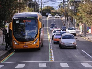 Trecho de faixa exclusiva na Rua XV de Novembro integra projeto de 20 quilômetros de faixas dedicadas aos ônibus (Foto: Everson Bressan/SMCS/ Divulgação)
