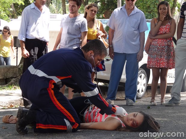 Gorete é atendida após ser atropelada (Foto: Em Família/TV Globo)