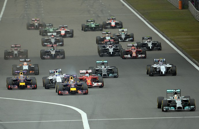 Felipe Massa é tocado por Fernando Alonso na largada do GP da China (Foto: AFP)