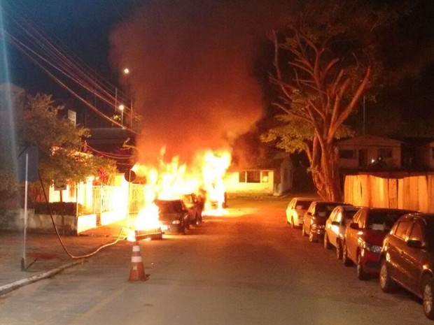 Veículos pegaram fogo na noite de terça (22) em Balneário Camboriú (Foto: Polícia Militar/Divulgação)