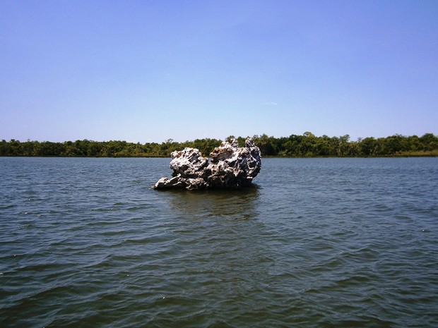 Rocha de calcário que aparece na superfície do lago, confunde navegantes e banhistas porque parece mudar de posição. Crença popular inspirou o nome do município (Foto: Sydney Neto/TV Anhanguera)