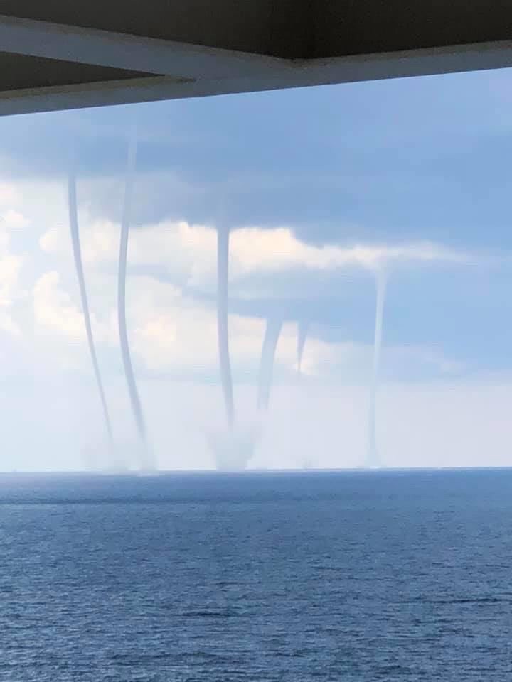 Imagens de pequenas waterspouts, termo em inglês usado para definir colunas giratória de ar e água. (Foto: Reprodução) Imagens de pequenas waterspouts, termo em inglês usado para definir colunas giratória de ar e água. (Foto: Reprodução)