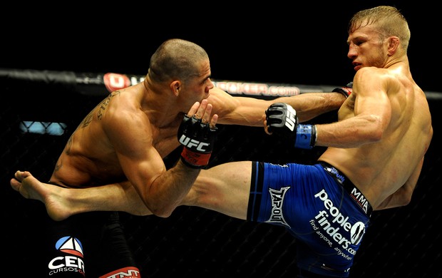 UFC 173 TJ Dillashaw e Renan Barao (Foto: Agência Reuters)