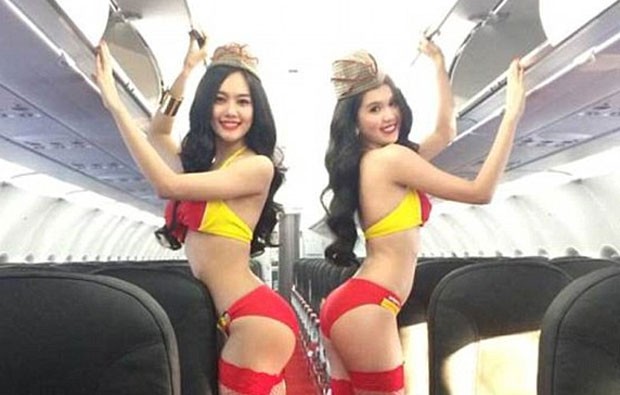 Companhia aérea vietnamita foi criticada por causa de fotos de aeromoças usando biquíni (Foto: Reprodução/Facebook)