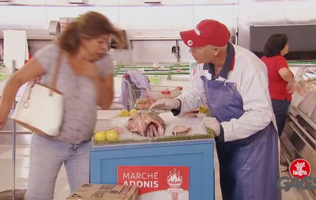 Na brincadeira, mo sai pela boca de peixe quando cliente tenta compr-lo (Foto: Reproduo/YouTube/Just For Laughs Gags )