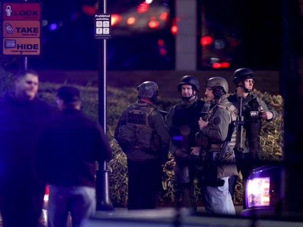 Policiais cercam a área onde atirador abriu fogo em shopping nos EUA (Foto: The Oregonian, Bruce Ely/Reuters)