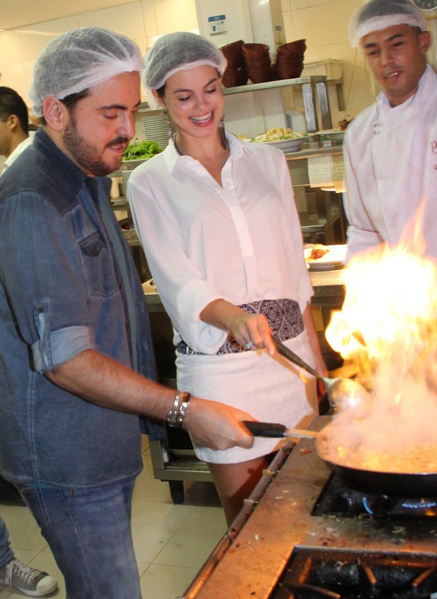 Foto: Mesmo sem muita prática na cozinha, Sthefany Brito se saiu muito bem.  Os irmãos contaram com a ajuda de Isaac Azar, dono do restaurante -  Purepeople