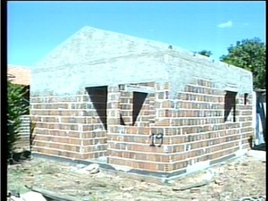 Casas Populares inacabadas, em Taipas (Foto: Reprodução/TV Anhanguera TO)