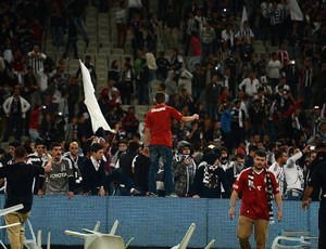 Confusão no jogo entre Galatasaray e Besiktas (Foto: Reprodução / Facebook)