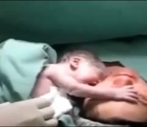 Momento de carinho: Bebê não quer se separar da mãe (Foto: Reprodução / Youtube)