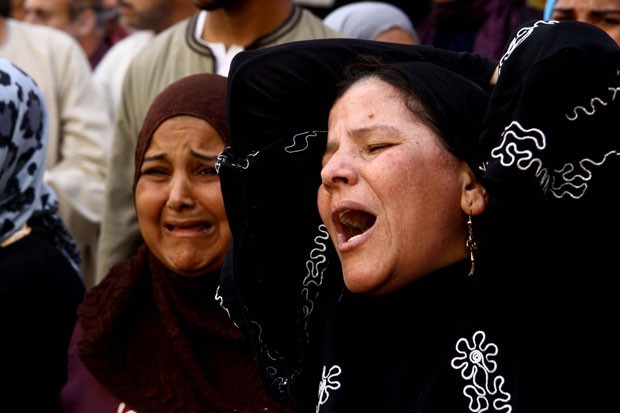 Mulheres reagem à condenação de mais de 680 integrante da Irmandade Muçulmana no Egito nesta segunda-feira (28) (Foto: Ahmed Gomaa/AP)