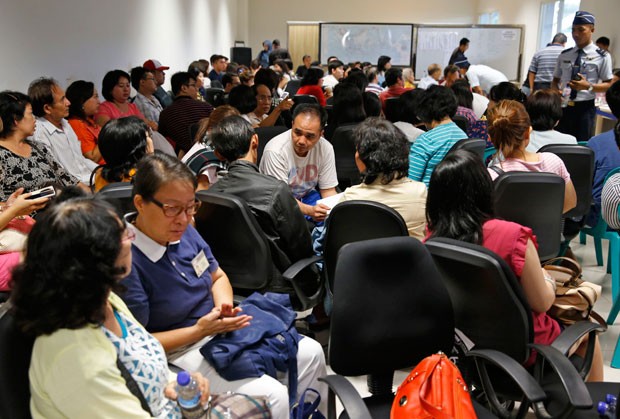 Familiares de passegeiros aguardam informações no aeroporto de Surabaya (Foto: Beawiharta/Reuters) Familiares de passegeiros aguardam informações no aeroporto de Surabaya (Foto: Beawiharta/Reuters)