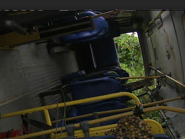 Van ficou destruída. Feridos foram encaminhados para a UPA da cidade (Foto: Reprodução/TV Verdes Mares)