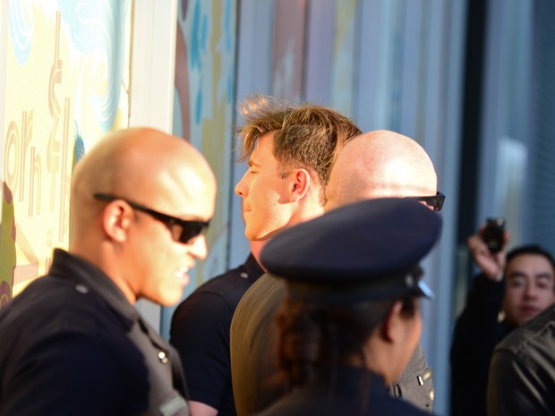 Repórter ucraniano Vitalii Sediuk é detido durante première do filme Malévola em Los Angeles, nos Estados Unidos (Foto: Frazer Harrison/ Getty Images/ AFP)