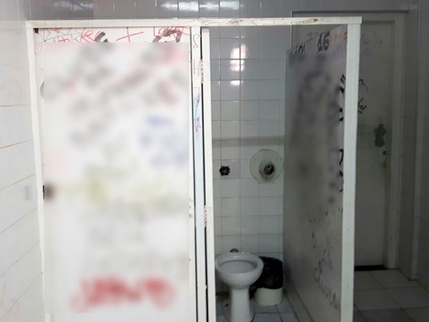 Banheiro pichado na UPA Centro, em Campinas (Foto: Murillo Gomes / G1)