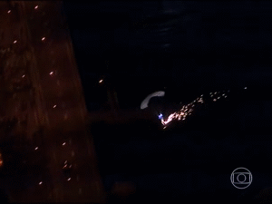 Portela abre desfile com pousos de quatro paraquedistas. Eles aterrissaram na Sapucaí e se abraçaram emocionados. (Foto: Reprodução/TV Globo)