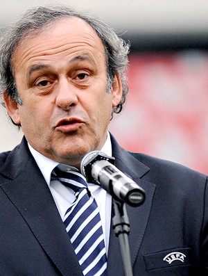 Michel Platini durante coletiva (Foto: AP) Michel Platini durante coletiva (Foto: AP)