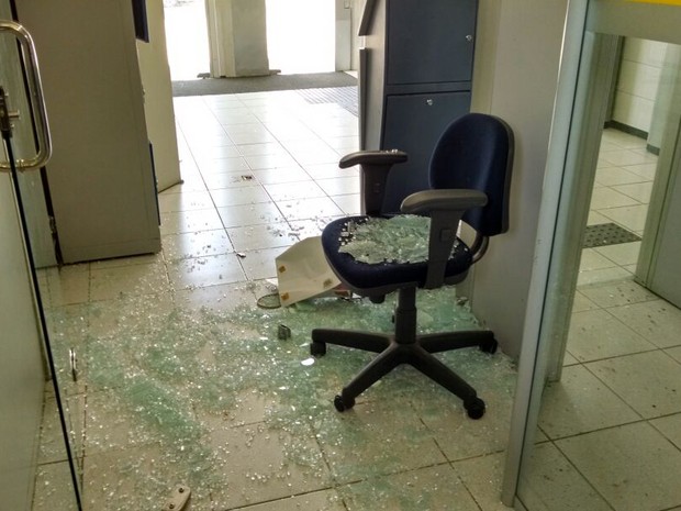 Criminosos explodiram cofre em agência de Tacaratu (Foto: Divulgação/ Polícia Civil)