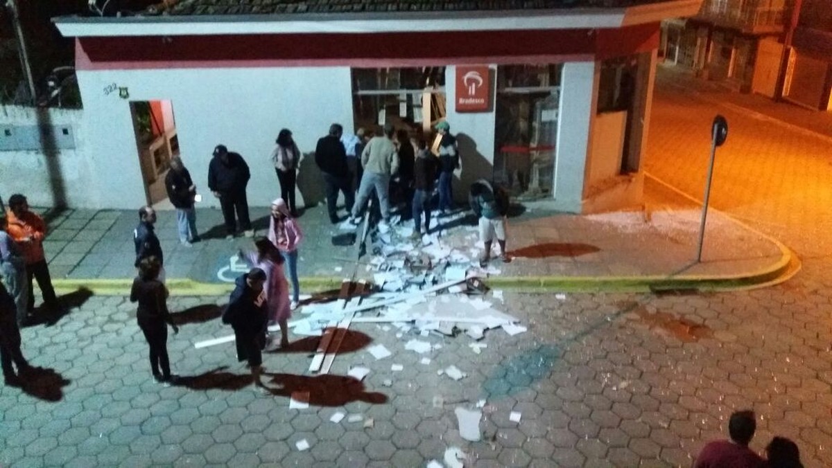Ladrões armados explodem caixas eletrônicos de banco em Cerro ... - Globo.com