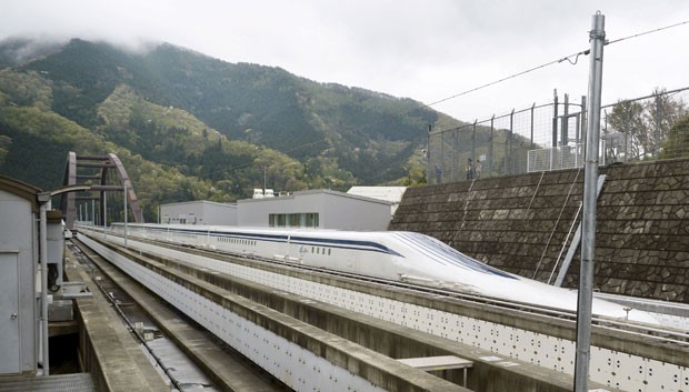 Um protótipo do futuro trem japonês de levitação magnética atingiu nesta terça-feira a velocidade recorde de 603 km/h (Foto: Kyodo/Reuters)