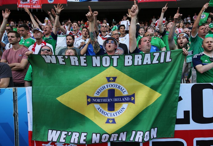 Bandeira da torcida da Irlanda do Norte homenageia o Brasil (Foto: REUTERS/Eddie Keogh)