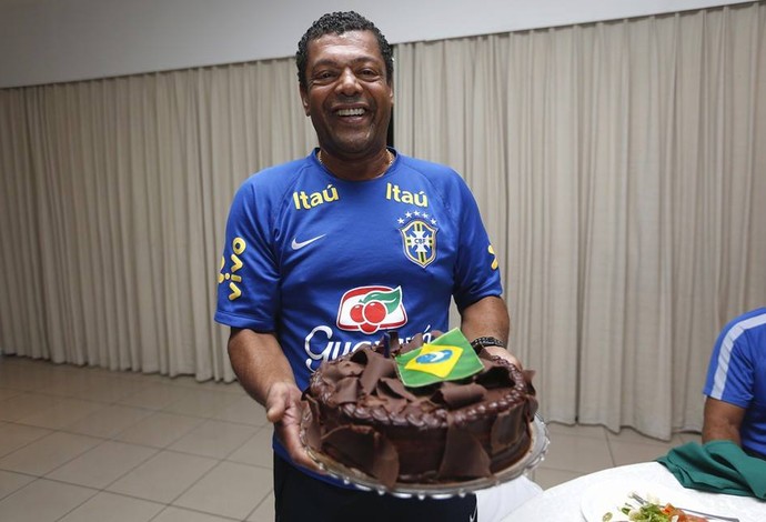 Rogelson Barreto com o bolo de aniversário (Foto: Rafael Ribeiro/CBF)