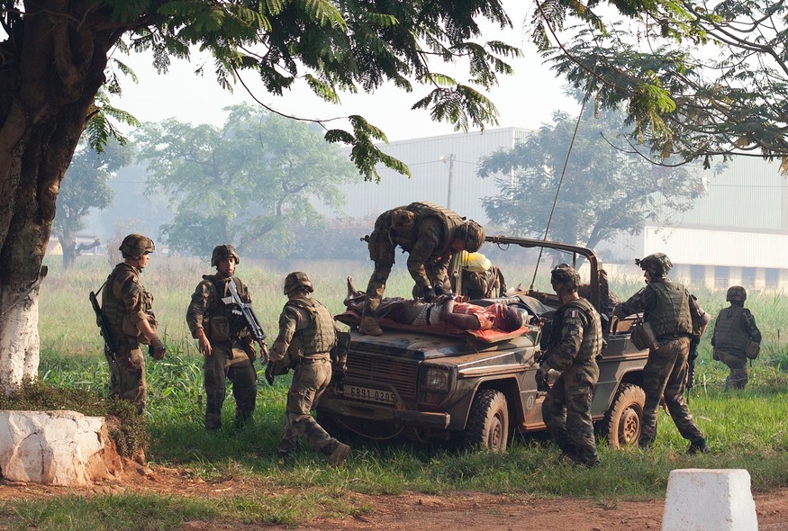 Soldados franceses socorrem homem ferido em confronto entre opositores e partidários do governo da República Centro-Africana, em Bangui. Em março, o grupo muçulmano Seleka tomou o poder. Desde então, houve um aumento de conflitos com as minorias cristãs  