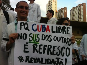 Cartaz de manifestação dos médicos em Fortaleza (Foto: Gabriela Alves/G1 CE)