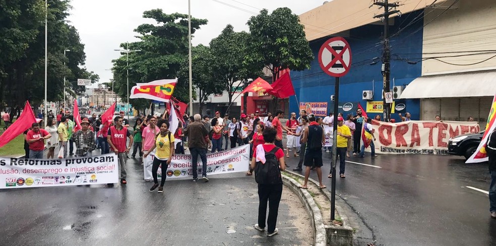 Manifestantes contra presidente Michel Temer e reformas ocuparam ruas de João Pessoa (Foto: Walter Paparazzo/G1)