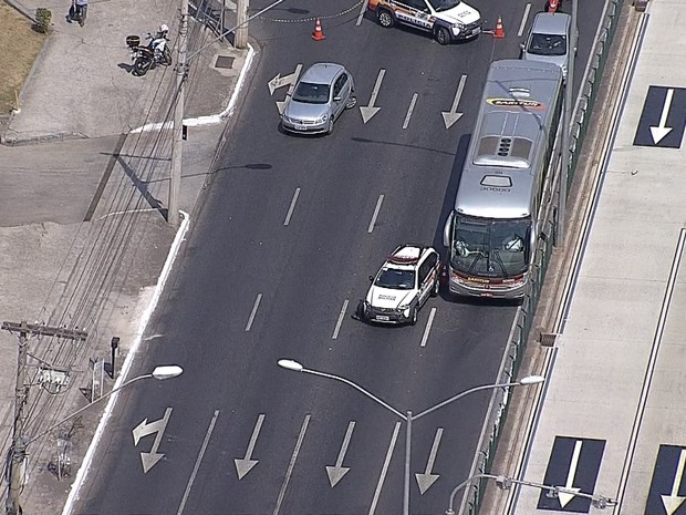 Acidente entre carro da Polícia Militar e carro de passeio interdita pistas da Avenida Cristiano Machado, em Belo Horizonte (Foto: Reprodução/TV Globo)