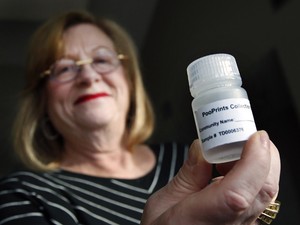 Barbara Kansky segura frasco para coleta de fezes de animais; amostra passa por teste de DNA. (Foto: AP Photo/Elise Amendola)