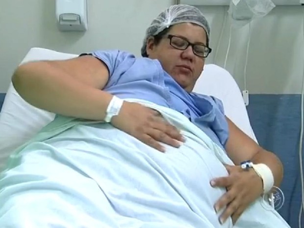 Mulher, que tem obesidade mrbida, foi levada s pressas ao hospital (Foto: Reproduo/TV TEM)