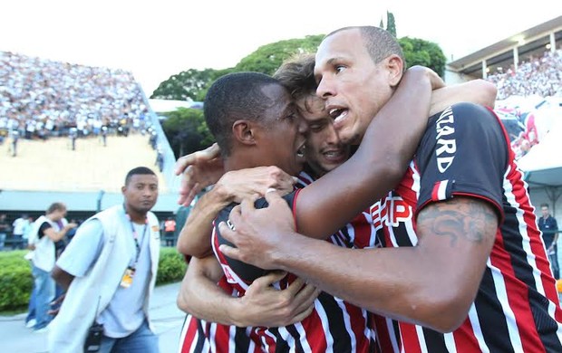 Jogadores do São Paulo comemoram gol (Foto: Marcos Ribolli)