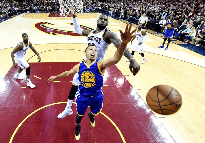 Cleveland Cavaliers x Golden State Warriors - final - jogo 6 - LeBron James Stephen Curry (Foto: Reuters)
