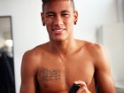 Neymar posa sem camisa para campanha de perfume francês 