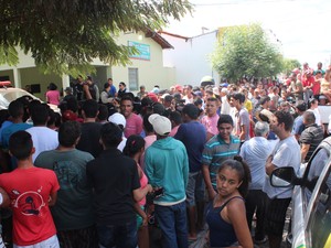 Uma multidão se aglomerou em frente a delegacia de Castelo do Piauí (Foto: Catarina Costa/G1)