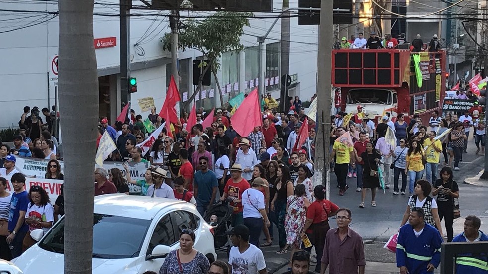 Com trio elétrico, trabalhadores caminham pelas ruas de Cuiabá (Foto: Lislaine dos Anjos/G1)